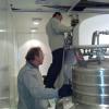 процесс перелива жидкого гелия из сосуда Дьюара в криостат томографа